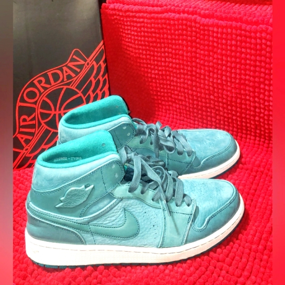 NIKE'S Mid Nouveau JORDAN Sneakers